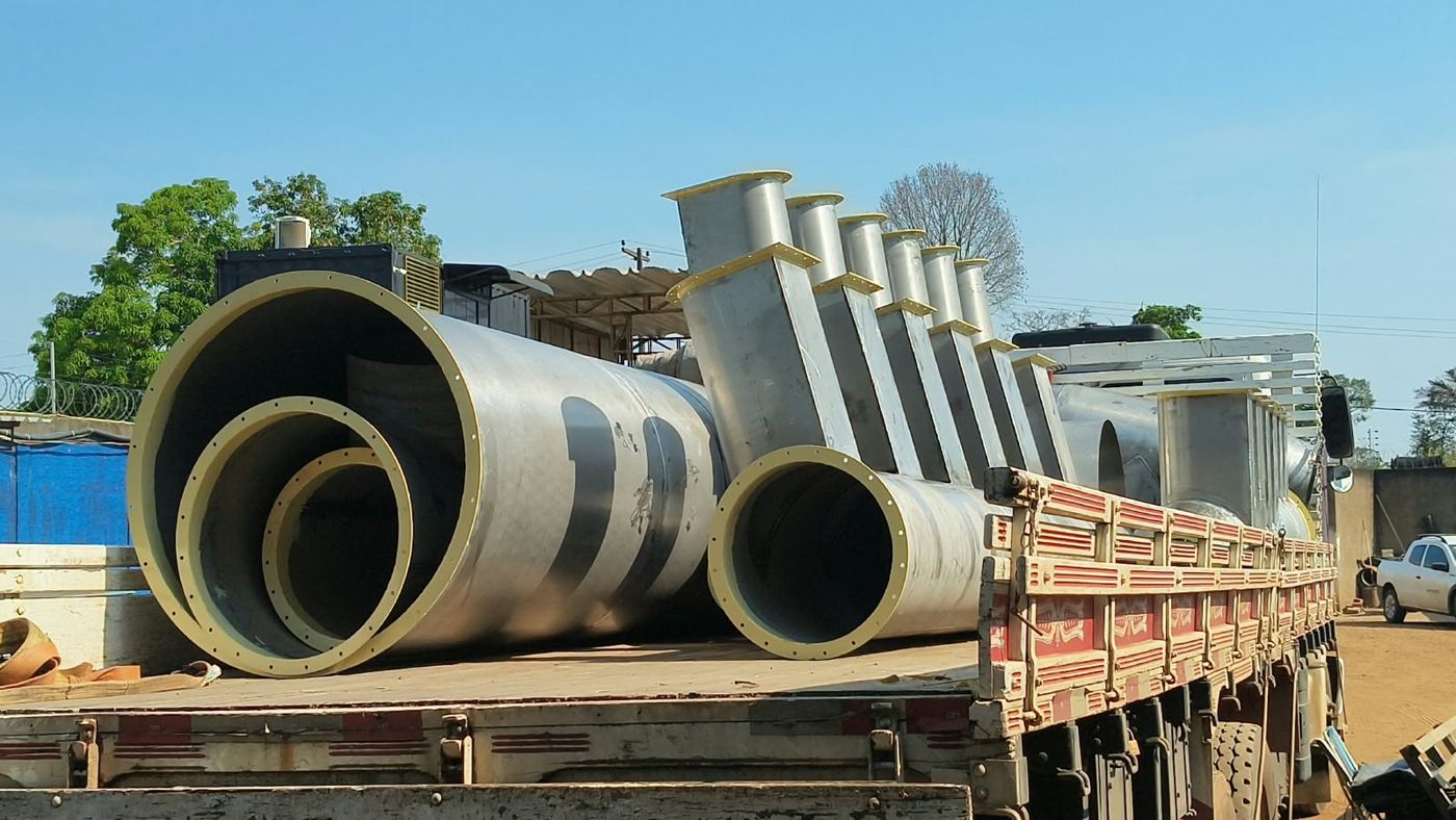 Dutos de chapa com flanges carregados em caminhão