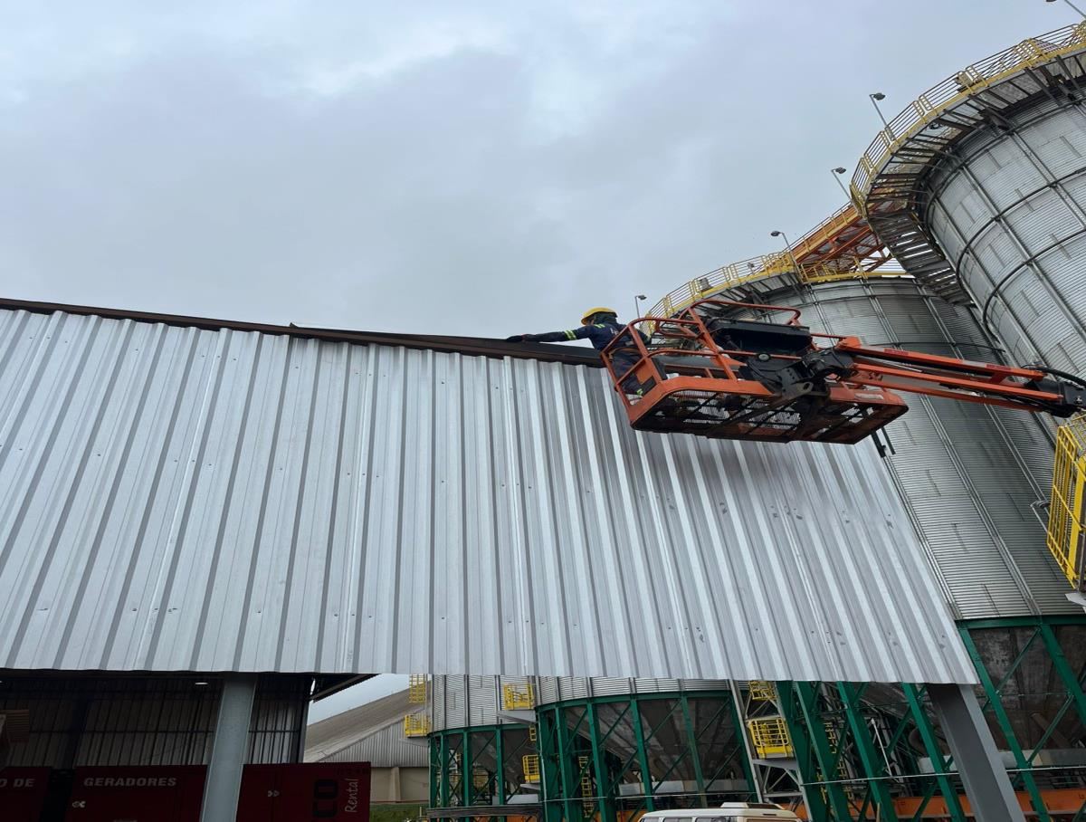 Instalação de fechamento lateral com plataforma elevatória