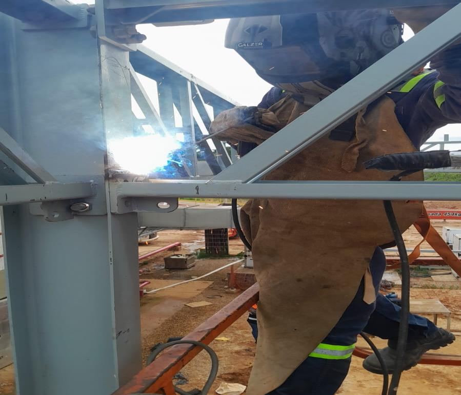 Solda de reforço nas cantoneiras laterais